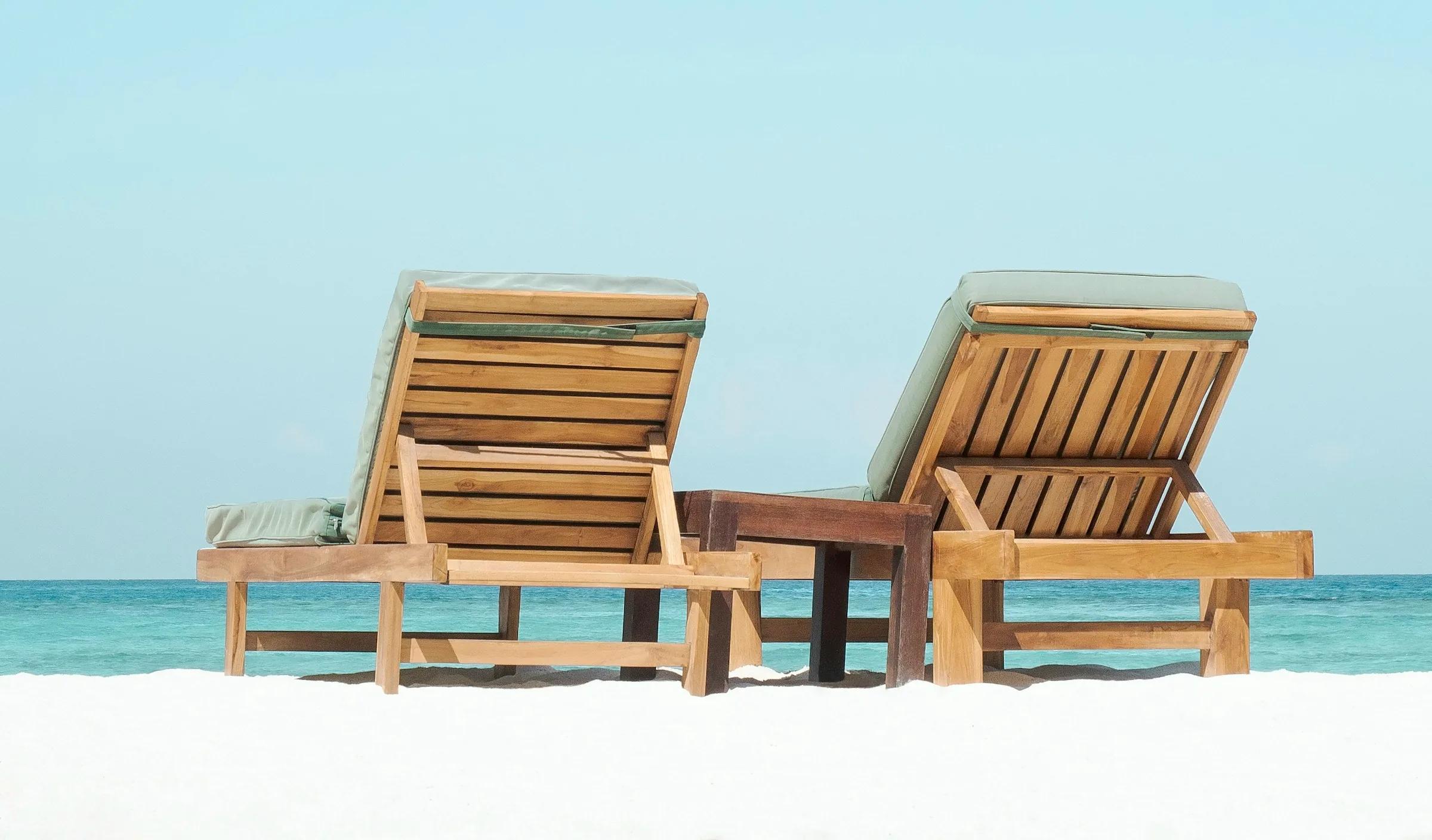 Dvě lehátka na pláži s výhledem na moře, Costa del Sol