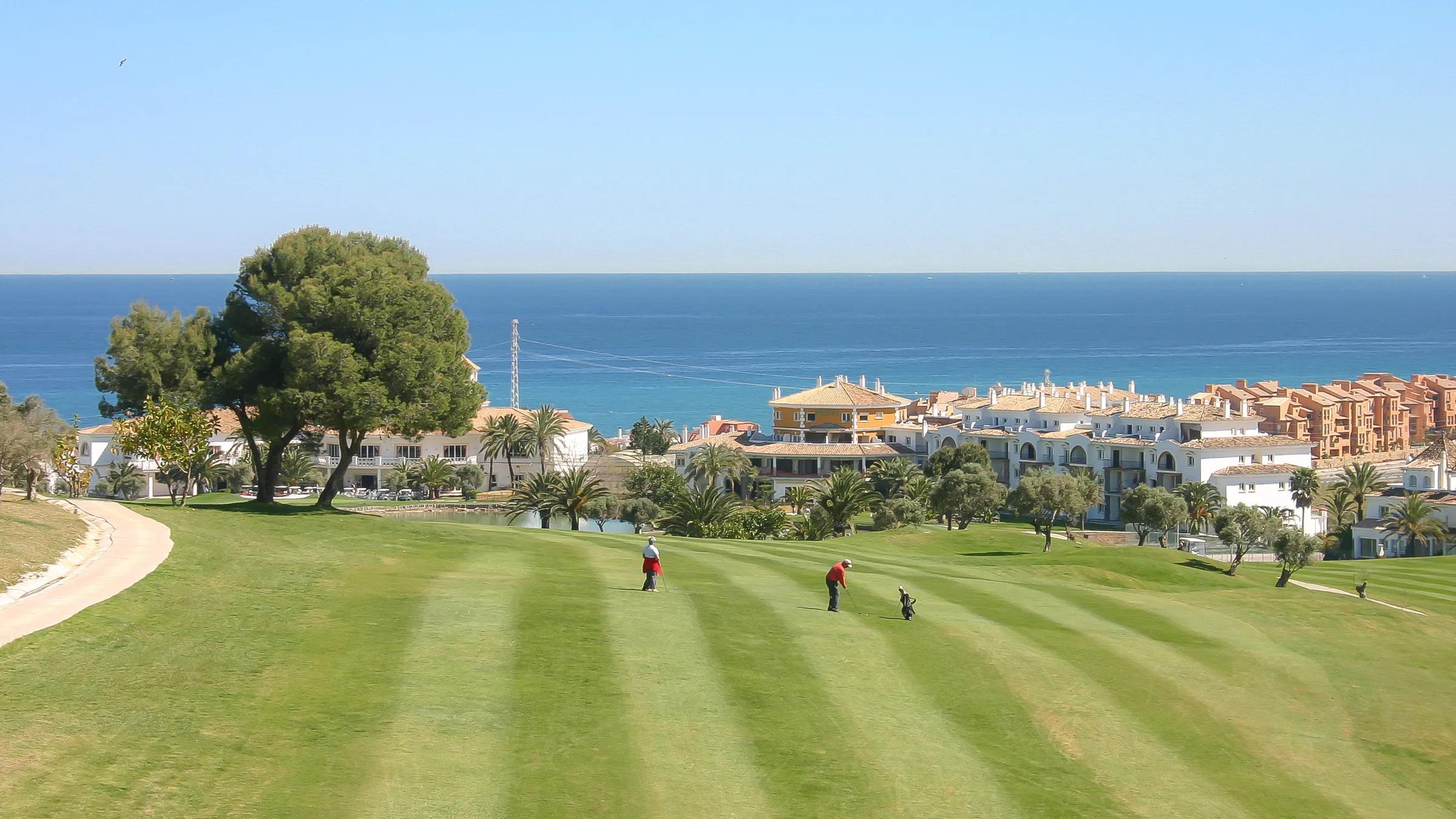 Golfové hřiště v Manilvě s výhledem na moře
