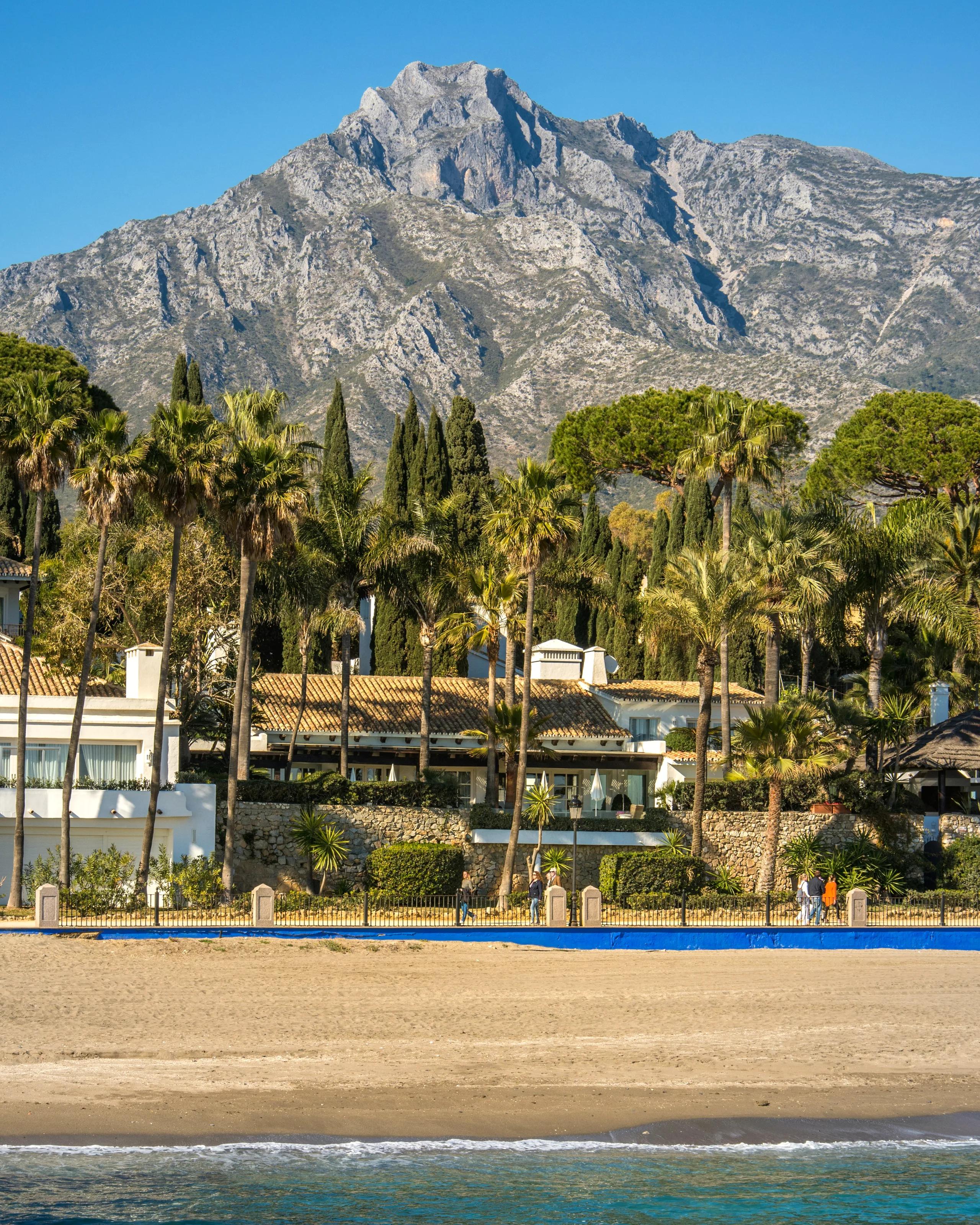 Marbella: pláž, vily a palmy pod horou La Concha