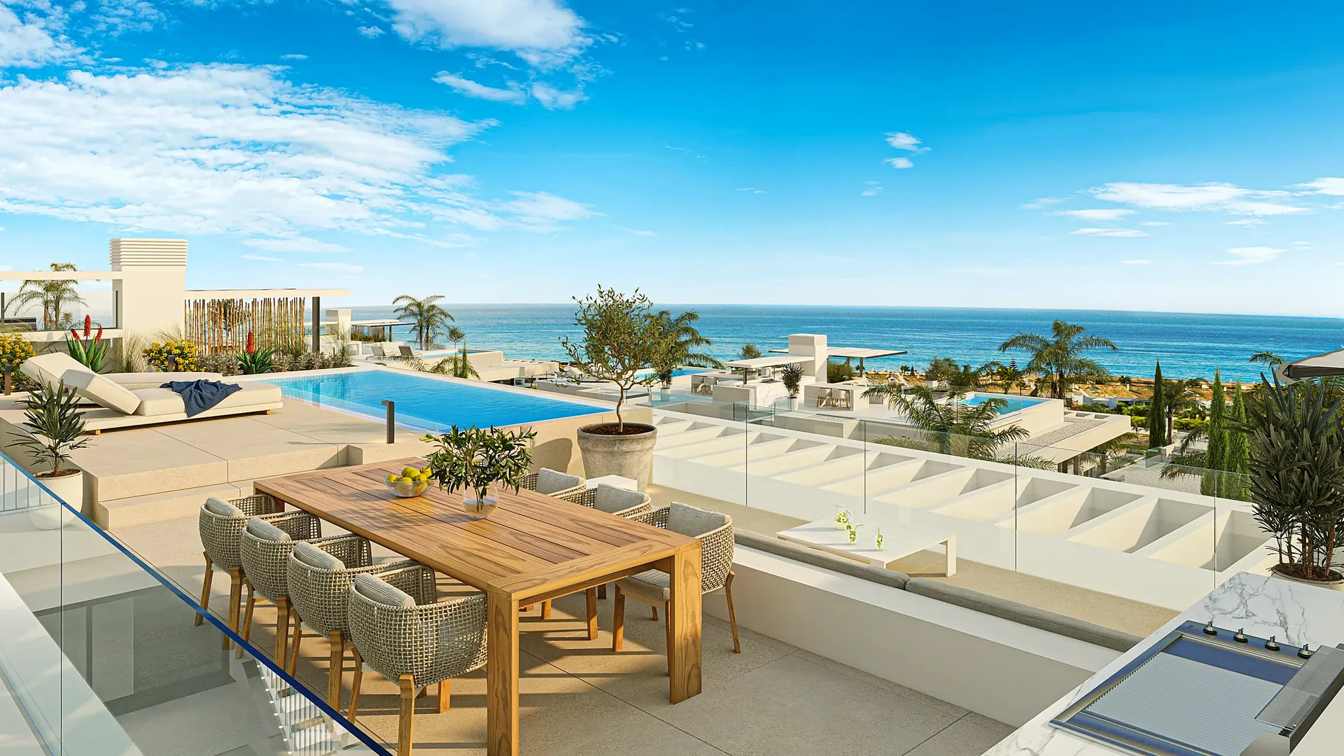 Střešní terasa s jídelním stolem, bazénem a výhledem na moře, Costa del Sol