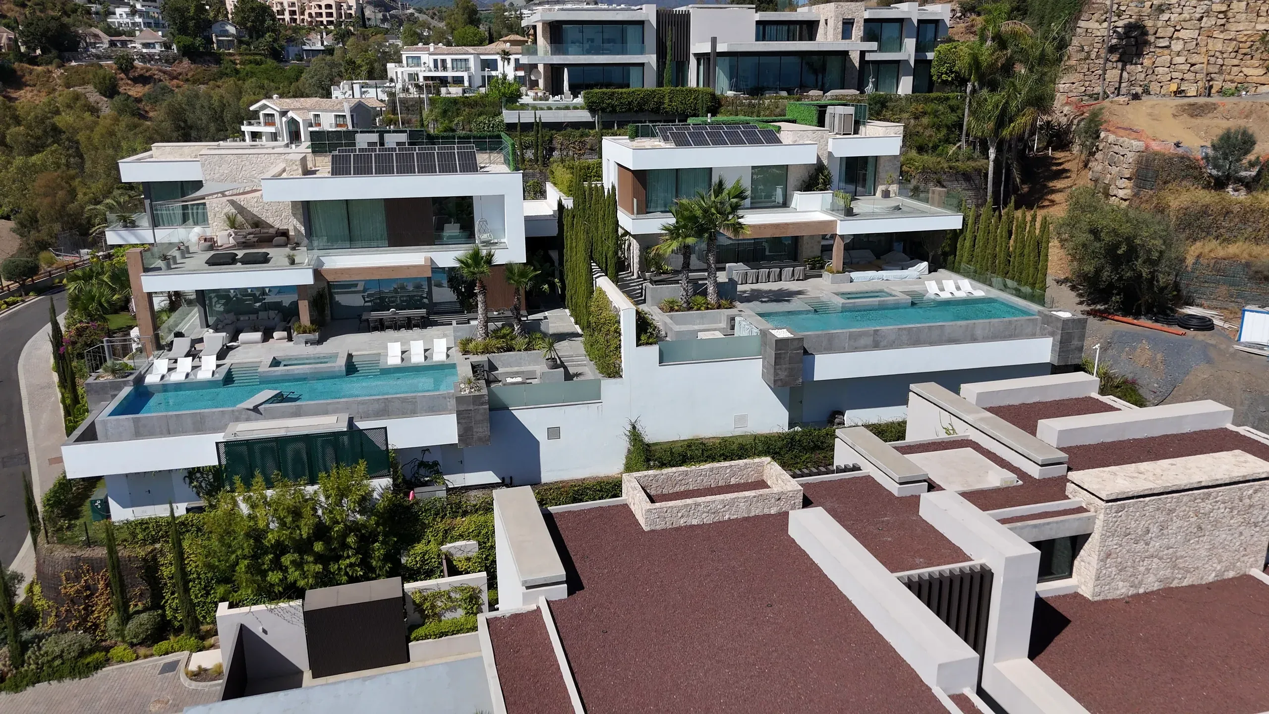 Moderní vily s infinity bazény a terasami ve svahu – Mijasu