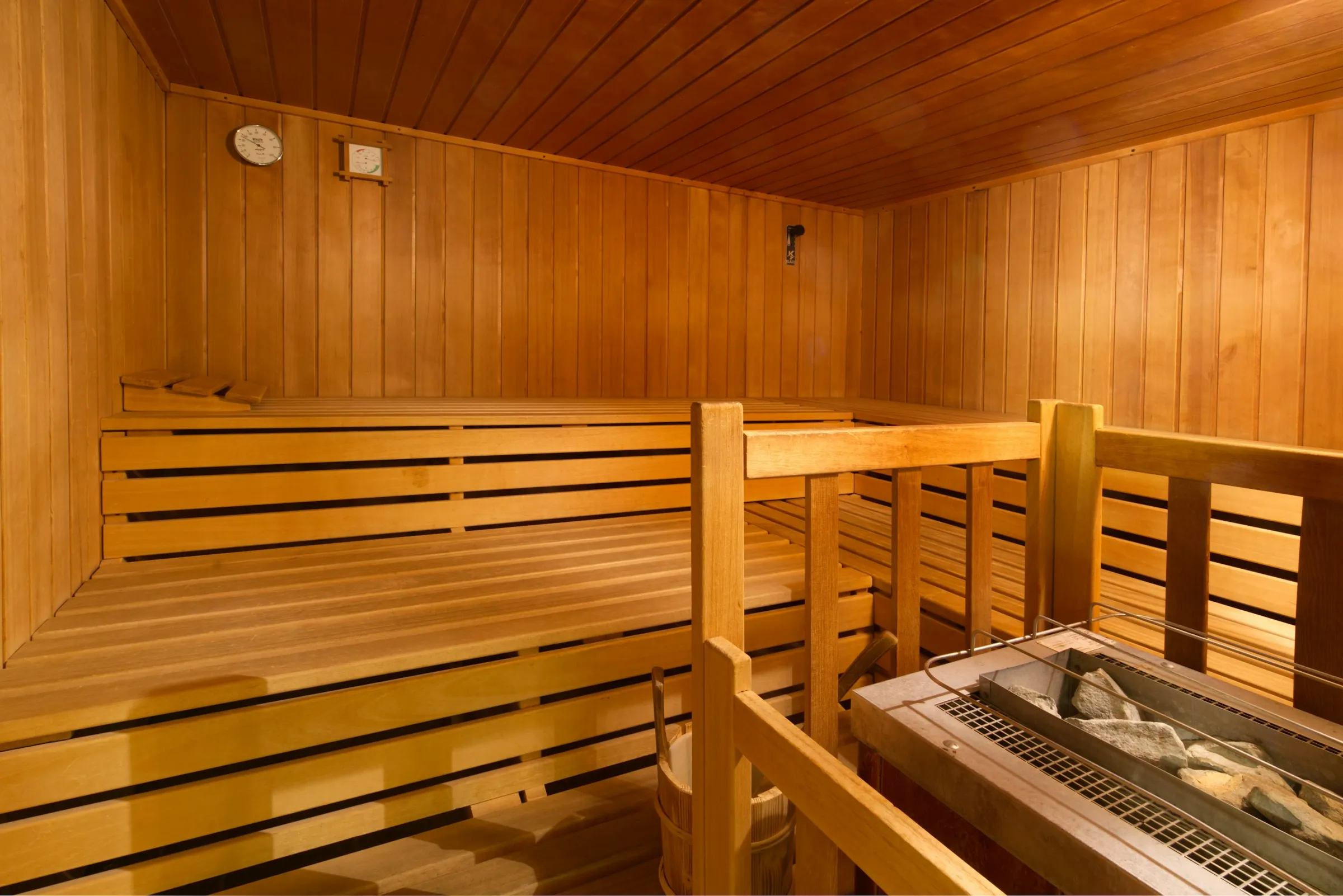 Dřevěná sauna s lavicemi a kamny – Marbelle